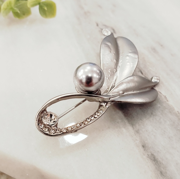 Jewelry - Beautiful silver brooch
